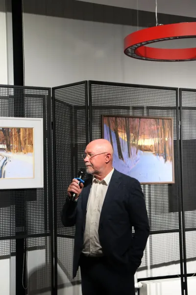 Jeden krok do wielkiej sztuki – Jan Wołek w Galerii na Parterze!